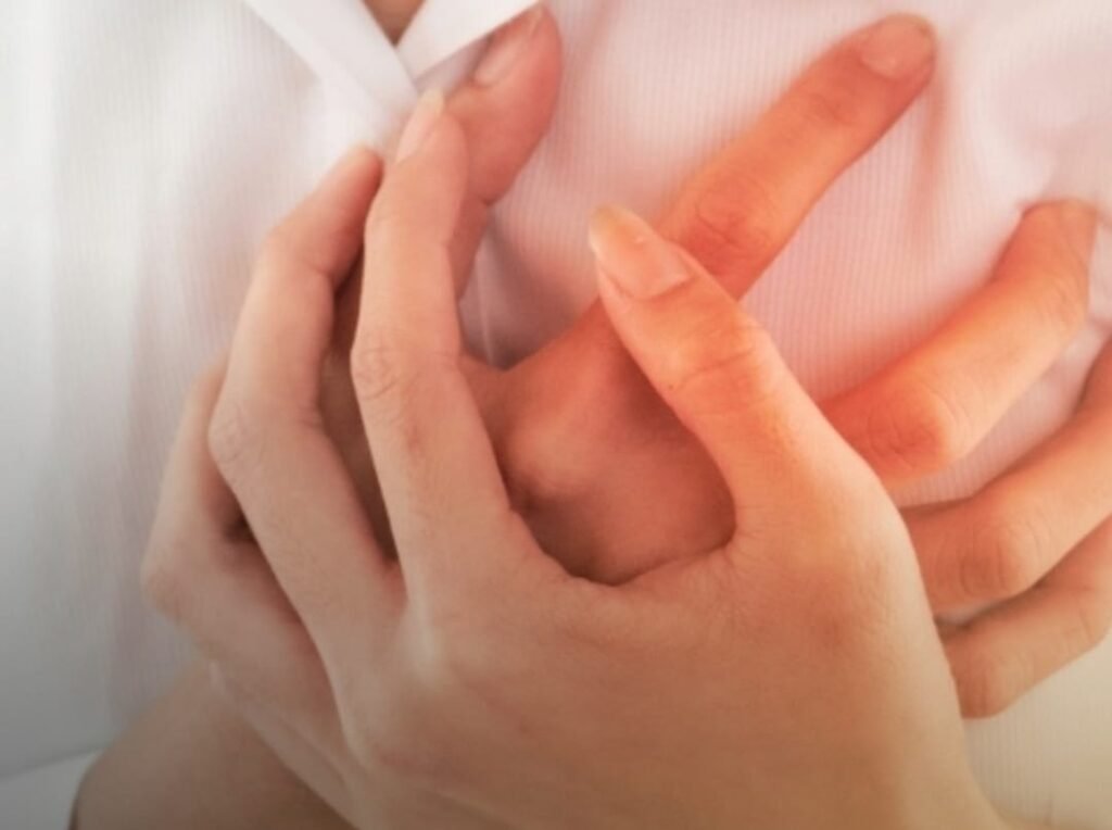 छातीत दुखणे (Chest pain):